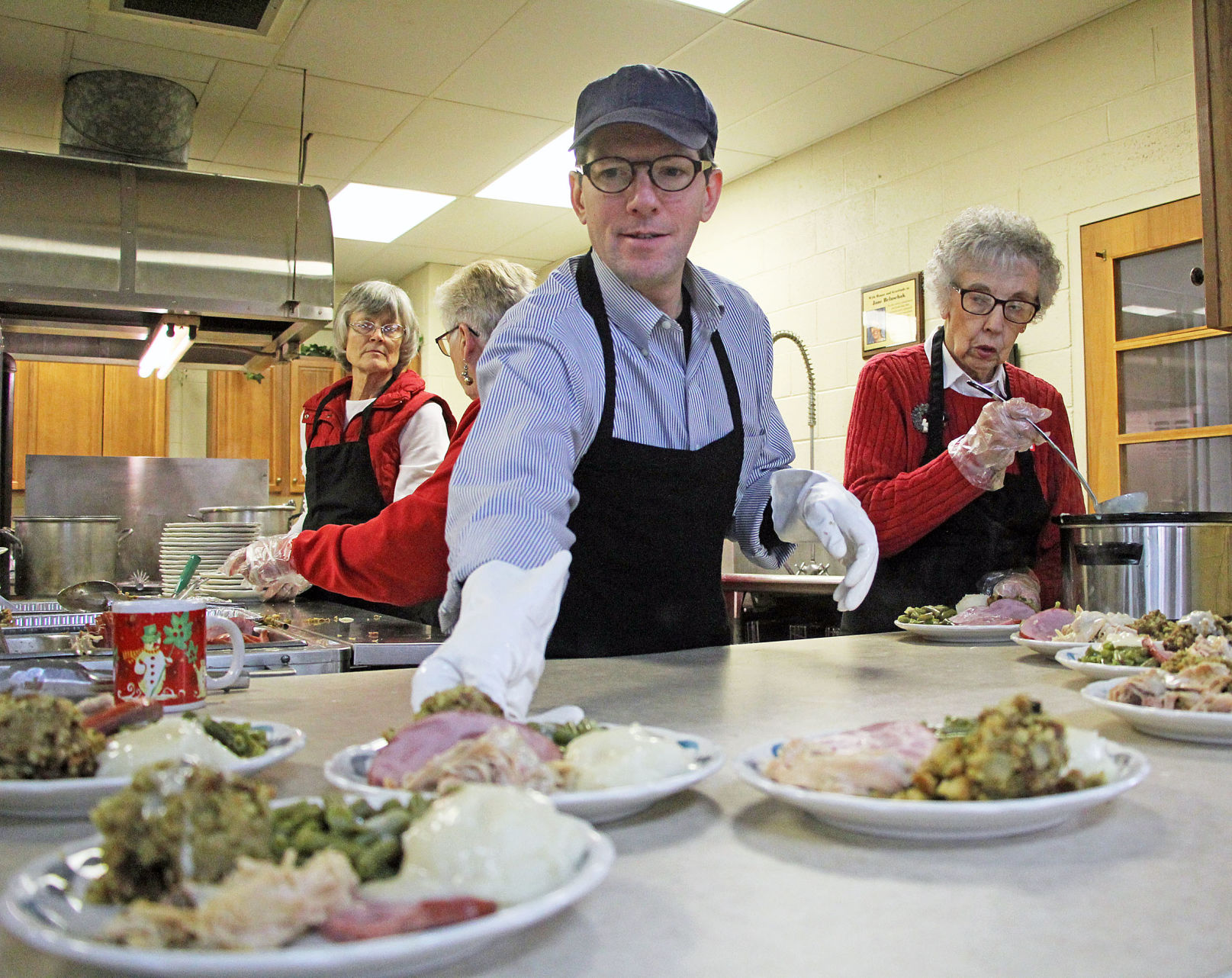 NWS GN1226 community christmas dinner 03.jpg